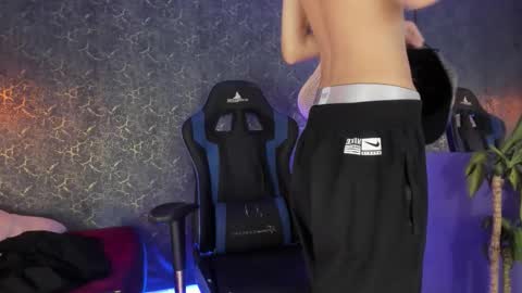 arthurcox_ online show from November 2025 05:18:01 PM