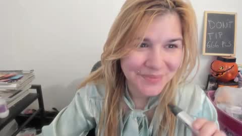 Snapshot of artsyandcraftsy_ chatting on March 2026 01:43:02 PM MIA online show from March 2026 01:43:02 PM