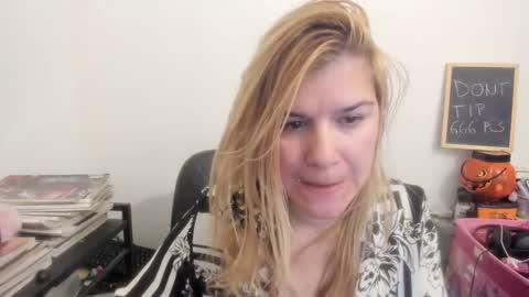 Snapshot of artsyandcraftsy_ chatting on March 2026 10:16:01 AM MIA online show from March 2026 10:16:01 AM