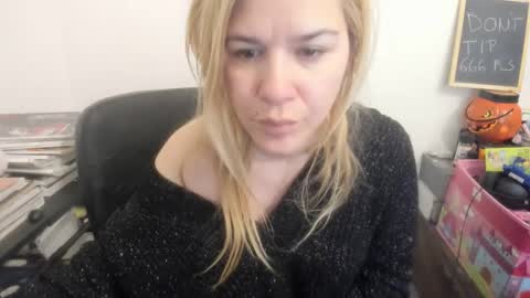 Snapshot of artsyandcraftsy_ chatting on April 2026 07:20:02 AM MIA online show from April 2026 07:20:02 AM