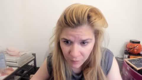 Snapshot of artsyandcraftsy_ chatting on April 2026 10:44:01 PM MIA online show from April 2026 10:44:01 PM