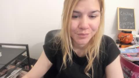 Snapshot of artsyandcraftsy_ chatting on April 2026 09:15:01 AM MIA online show from April 2026 09:15:01 AM