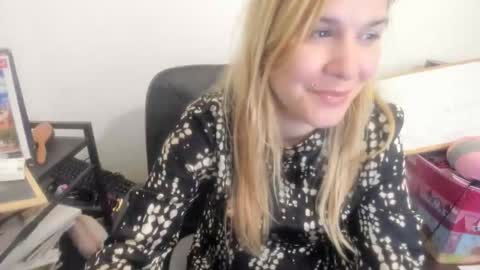 Snapshot of artsyandcraftsy_ chatting on April 2026 09:39:33 PM MIA online show from April 2026 09:39:33 PM