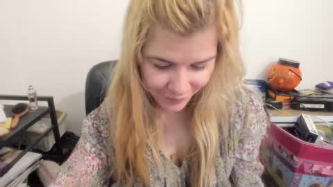 Snapshot of artsyandcraftsy_ chatting on April 2026 11:13:02 AM MIA online show from April 2026 11:13:02 AM