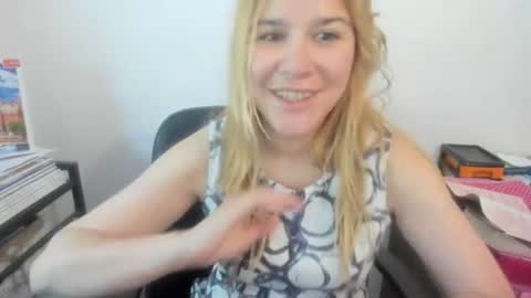 Snapshot of artsyandcraftsy_ chatting on July 2026 10:06:02 AM MIA online show from July 2026 10:06:02 AM
