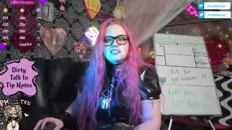 Snapshot of artsyheartsyy chatting on October 2025 01:17:02 AM ArtsyHeartsyy online show from October 2025 01:17:02 AM