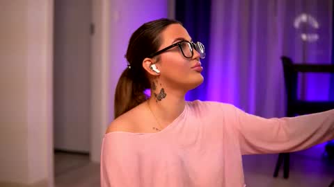 Lunaa  online show from November 2025 07:26:02 PM