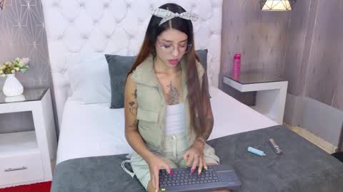 Snapshot of ashleyroberh chatting on April 2026 08:03:01 PM AshleyRoberh online show from April 2026 08:03:01 PM