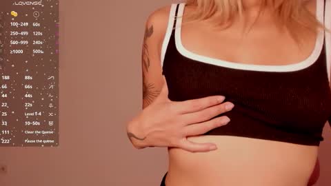 Snapshot of ashleyroys_111 chatting on November 2025 05:01:02 PM dahiana online show from November 2025 05:01:02 PM