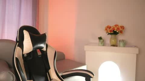Ashley Lauren online show from April 2026 08:14:02 PM