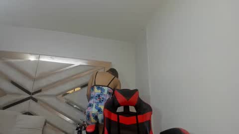 ashleyvanesars online show from October 2025 01:41:02 PM