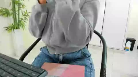 Camila online show from October 2025 11:44:01 AM