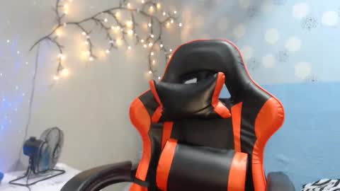 Snapshot of asianindulgent chatting on November 2025 01:17:02 PM AMARA online show from November 2025 01:17:02 PM