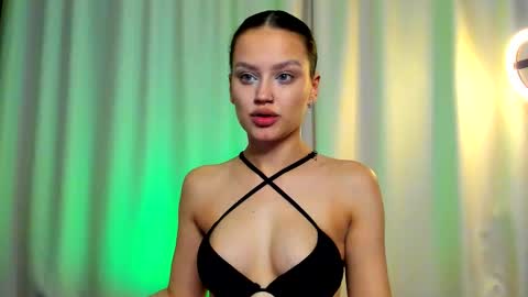 Snapshot of asstetika chatting on October 2025 09:20:01 PM My name is Kiki Help me with thumbps up please online show from October 2025 09:20:01 PM