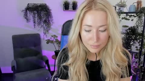 astramonroe online show from April 2026 06:19:01 AM