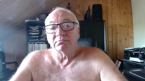 Snapshot of asusandy chatting on April 2026 03:21:01 PM asusandy online show from April 2026 03:21:01 PM