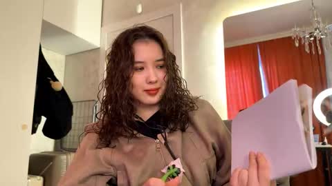 Mia online show from February 2026 05:37:02 AM