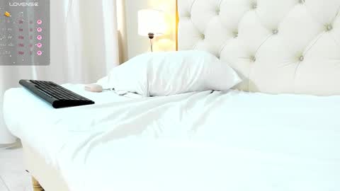 Aura sanders online show from October 2025 12:17:02 PM