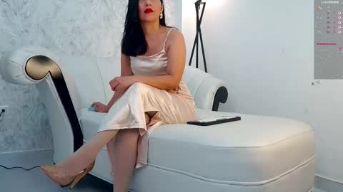 Aura sanders online show from November 2025 12:00:02 PM