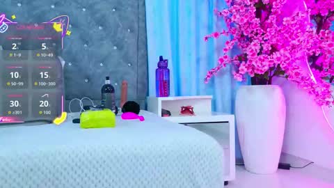 Aura online show from October 2025 07:43:01 PM