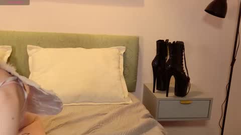 Snapshot of aurora_radiance chatting on February 2026 09:28:02 AM Serena online show from February 2026 09:28:02 AM