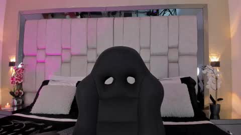 Aurora  online show from October 2025 07:40:01 PM