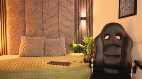 Snapshot of auroralanee chatting on November 2025 07:13:02 PM aurora online show from November 2025 07:13:02 PM