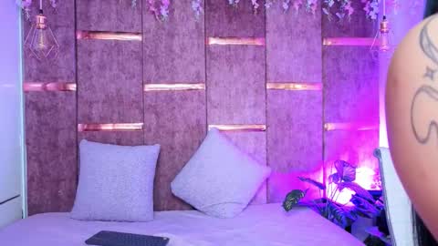 Snapshot of auroralanee chatting on December 2025 08:38:01 PM aurora online show from December 2025 08:38:01 PM