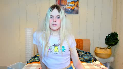 Snapshot of auroralitta chatting on January 2025 12:33:01 AM Aurora online show from January 2025 12:33:01 AM