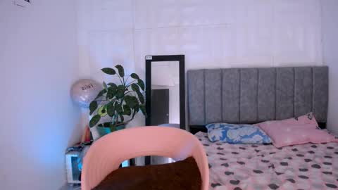 Snapshot of auroramcry chatting on November 2025 06:24:02 AM INSTAGRAM AURORA MCRY online show from November 2025 06:24:02 AM