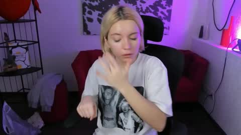 aurorawrenfield online show from November 2025 04:34:02 AM