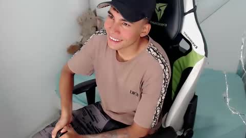 Snapshot of austin_col_ chatting on November 2025 12:27:02 PM AUSTIN online show from November 2025 12:27:02 PM