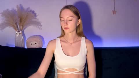 Snapshot of autumnroginson chatting on September 2025 03:04:02 PM Annie online show from September 2025 03:04:02 PM