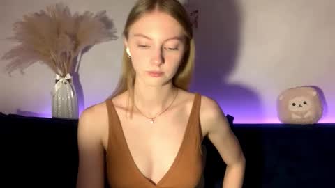 Snapshot of autumnroginson chatting on September 2025 03:27:02 PM Annie online show from September 2025 03:27:02 PM