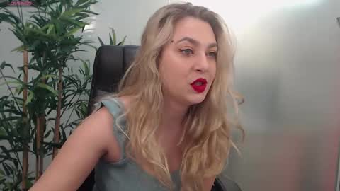 Snapshot of avablue_ chatting on March 2025 04:07:02 AM online show from March 2025 04:07:02 AM