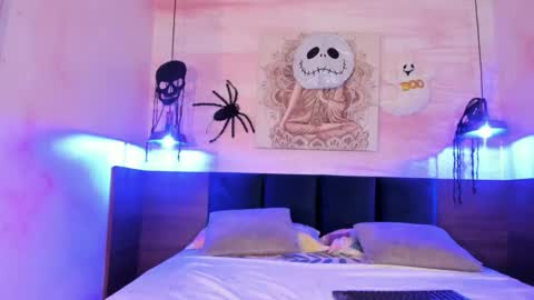 avawhiite online show from October 2025 08:09:02 PM