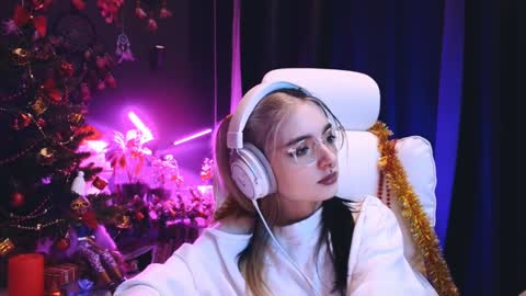 Snapshot of avi_nile chatting on December 2024 01:15:02 AM Avriel online show from December 2024 01:15:02 AM