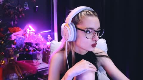 Snapshot of avi_nile chatting on January 2025 12:09:01 AM Avriel online show from January 2025 12:09:01 AM