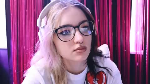 Snapshot of avi_nile chatting on February 2025 02:40:02 AM Avriel online show from February 2025 02:40:02 AM