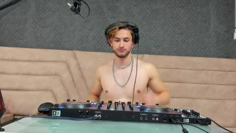 Axel  online show from April 2026 06:02:01 PM