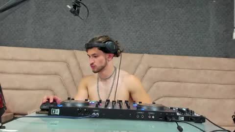 Axel  online show from April 2026 01:41:02 PM