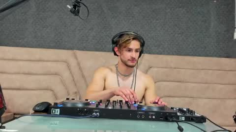 Axel  online show from May 2026 04:07:02 AM