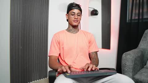 Snapshot of axel_villa chatting on February 2025 09:25:02 PM Agustin online show from February 2025 09:25:02 PM