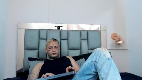 Snapshot of axeldasilva27cm chatting on January 2025 09:01:02 PM online show from January 2025 09:01:02 PM