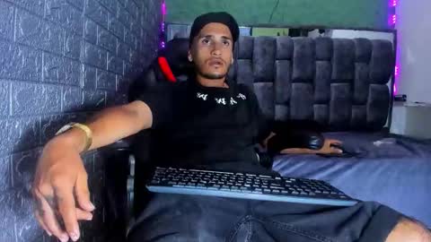 Snapshot of axell_cross2 chatting on October 2025 06:30:01 PM Axell Cross2 online show from October 2025 06:30:01 PM