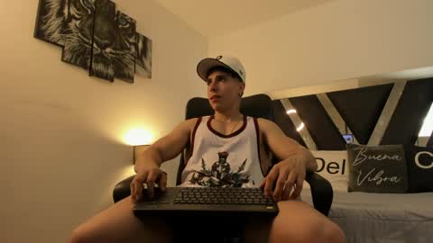 axelmartinezz online show from April 2026 08:28:02 PM