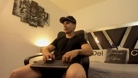 Snapshot of axelmartinezz chatting on April 2026 08:11:02 PM axelmartinezz online show from April 2026 08:11:02 PM