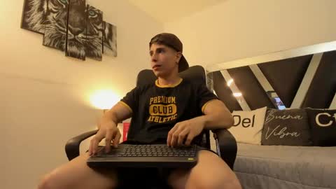 Snapshot of axelmartinezz chatting on April 2026 08:43:02 PM axelmartinezz online show from April 2026 08:43:02 PM