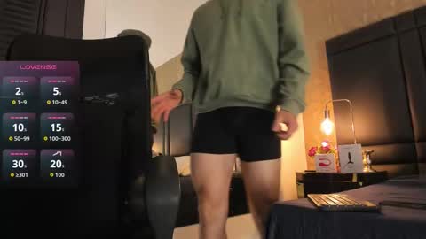 Snapshot of axelthompsom chatting on October 2025 11:39:01 AM Axel Thompsom online show from October 2025 11:39:01 AM