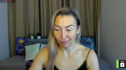 Jully online show from November 2025 06:30:02 PM